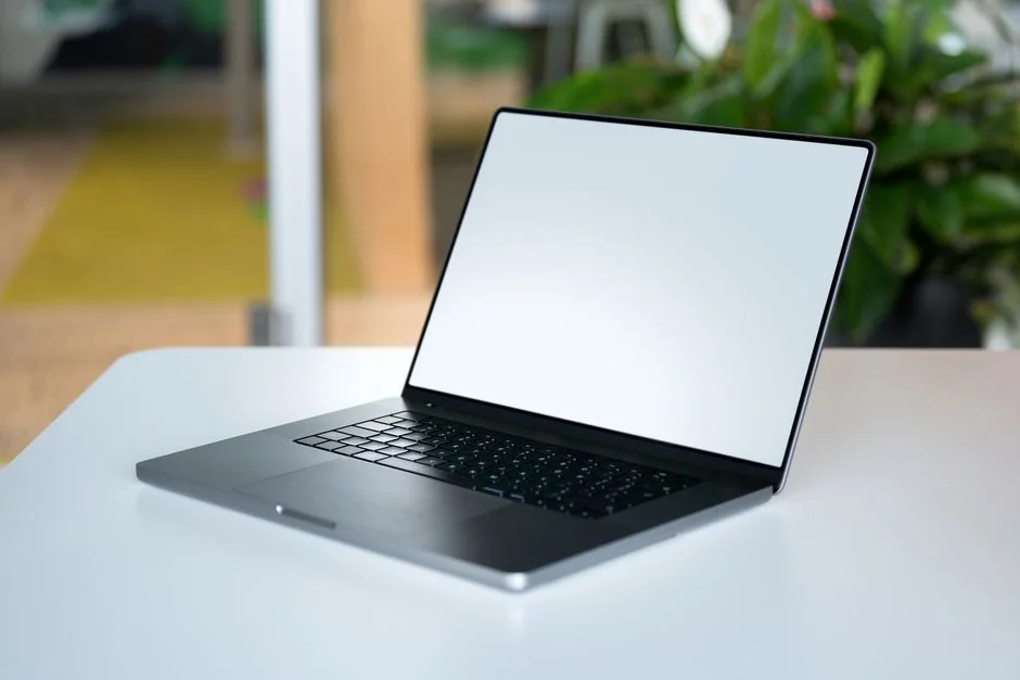Vue plongeante sur un bureau élégant avec deux écrans, un clavier, une souris et des accessoires modernes.